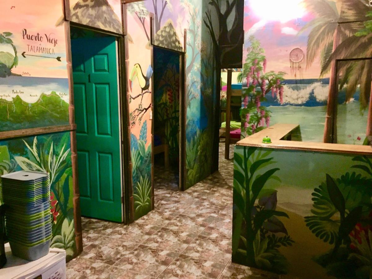 Oasis Beachfront Hostel Пуэрто-Лимон Экстерьер фото