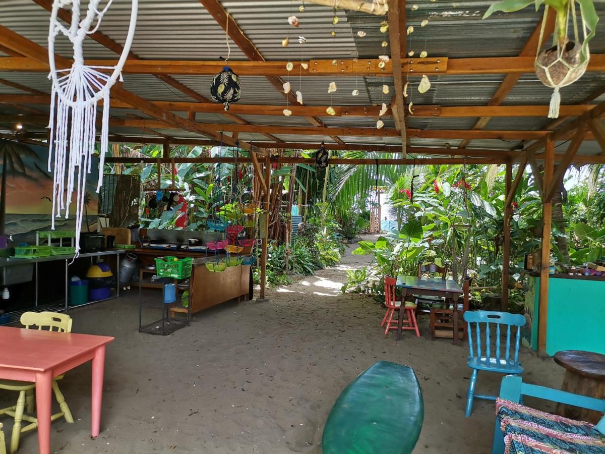 Oasis Beachfront Hostel Пуэрто-Лимон Экстерьер фото