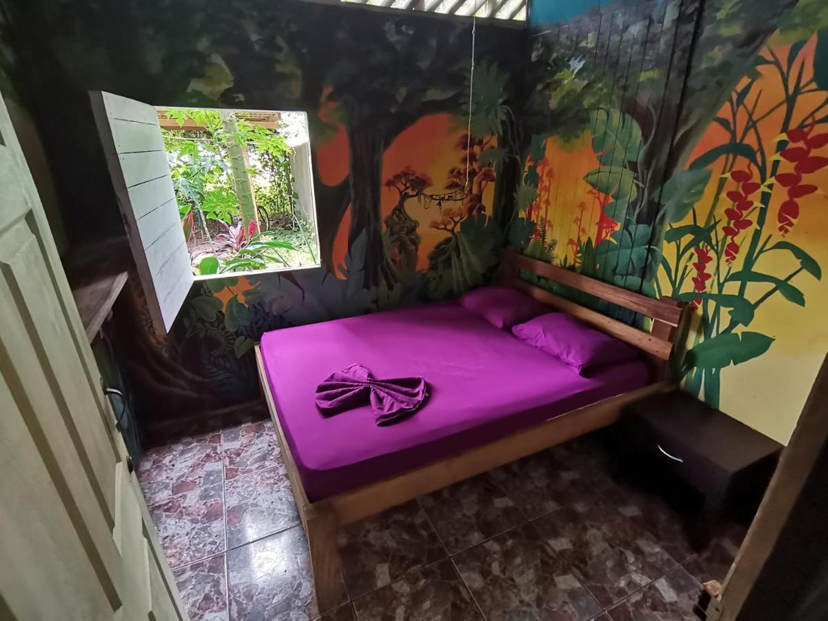 Oasis Beachfront Hostel Пуэрто-Лимон Экстерьер фото