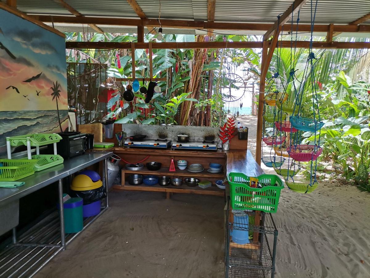 Oasis Beachfront Hostel Пуэрто-Лимон Экстерьер фото