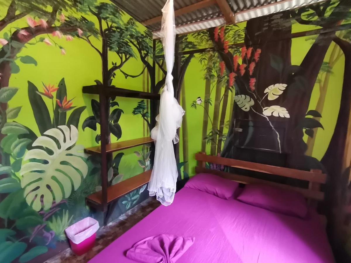 Oasis Beachfront Hostel Пуэрто-Лимон Экстерьер фото
