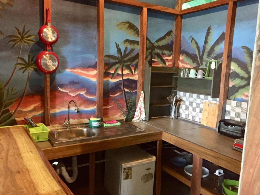 Oasis Beachfront Hostel Пуэрто-Лимон Экстерьер фото